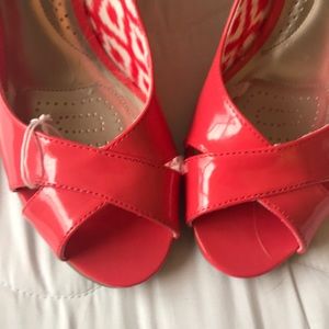 Adorable NWT Coral wedge! Size 11